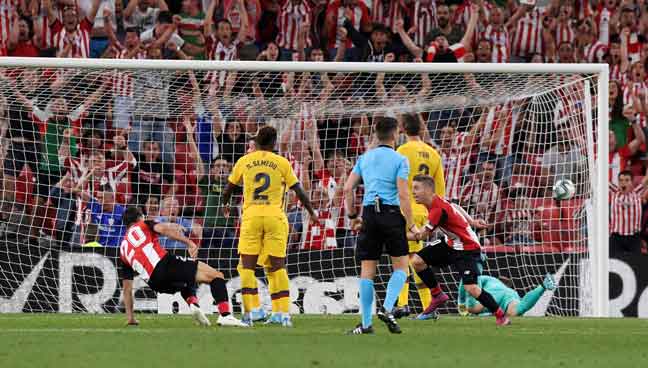  Athletic Bilbao menggegarkan gawang Barcelona dengan jaringan pertama pada perlawanan La Liga di San Mames, Bilbao, Sepanyol. — Gambar Reuters