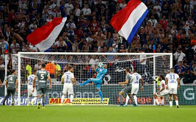  Sebahagian daripada babak-babak aksi perlawanan Ligue 1 di antara Lyon dan Angers di Stadium Groupama di Lyon, Perancis. — Gambar Reuters