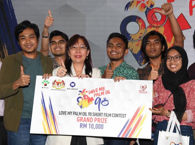  Teresa (tiga kiri) bergambar kenangan dengan pemenang utama pertandingan filem pendek pada Majlis Penyampaian Hadiah ‘Love Palm Oil 90 ShortFilm Contests’ di Putrajaya, semalam. — Gambar Bernama