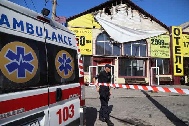  Seorang polis berjaga di hadapan hotel Tokyo Star di Odessa, selatan Ukraine, semalam selepas kebakaran selepas tengah malam yang mengakibatkan lapan maut dan sepuluh cedera dalam kejadian tersebut.  — Gambar AFP
