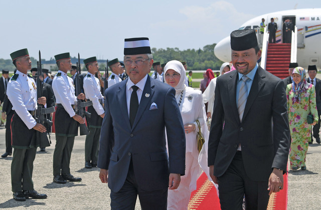  Yang di-Pertuan Agong Al-Sultan Abdullah Ri’ayatuddin Al-Mustafa Billah Shah dan Raja Permaisuri Agong Tunku Hajah Azizah Aminah Maimunah Iskandariah disambut Putera Mahkota Brunei Pengiran Muda Mahkota Al-Muhtadee Billah Ibni Sultan Hassanal Bolkiah setibanya di Lapangan Terbang Antarabangsa Bandar Seri Begawan Brunei sempena Lawatan Negara selama tiga hari bermula hari ini. - Gambar Bernama 