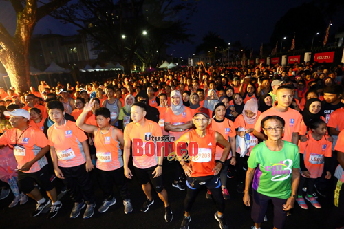 Peserta larian 5km tidak sabar untuk dilepaskan. - Gambar oleh Muhammad Rais Sanusi