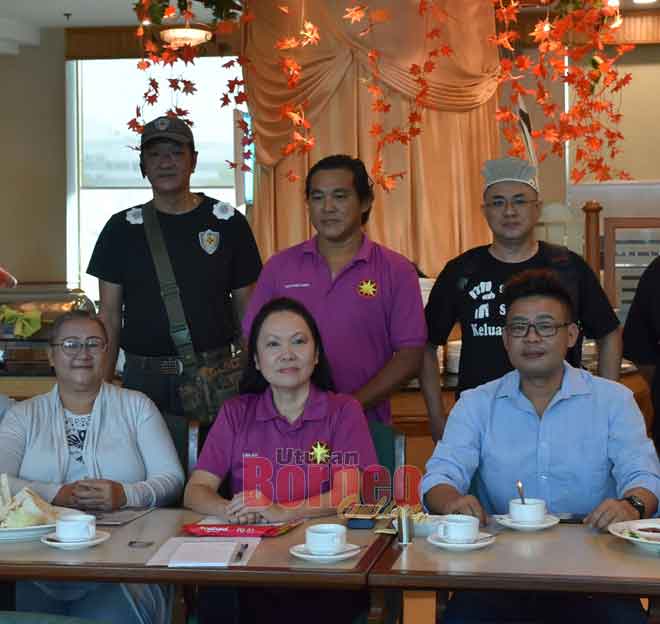  Soo (duduk, tengah) enggau bala bukai maya aum media di Sibu, kemari.