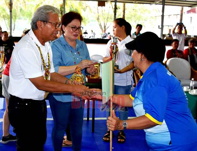  Dr James Masing(kiba) nyauka perais ngagai pengari tim Batu Danau ke bulih lumur empat lalu dikemata Doris(tengah).