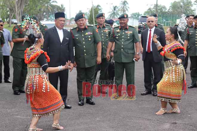  Mohamad (kiri) tiba untuk menghadiri Majlis Penganugerahan Pingat Jasa Malaysia dan Pingat Kedaulatan Negara di Kem Rascom, Sibu petang semalam.