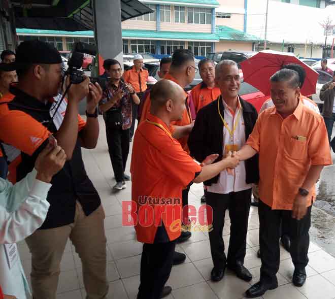  Mohamad (kanan) tiba bagi perasmian Konvensyen BPR AMANAH Sarawak di Kuching semalam.