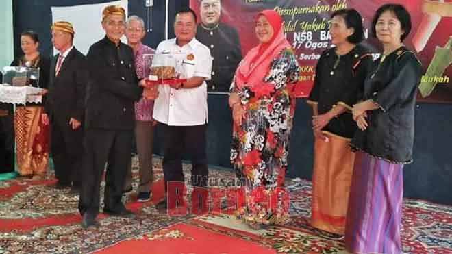  Abdul Yakub (empat kanan) menyerahkan sijil penyertaan kepada para peserta bengkel petang semalam.