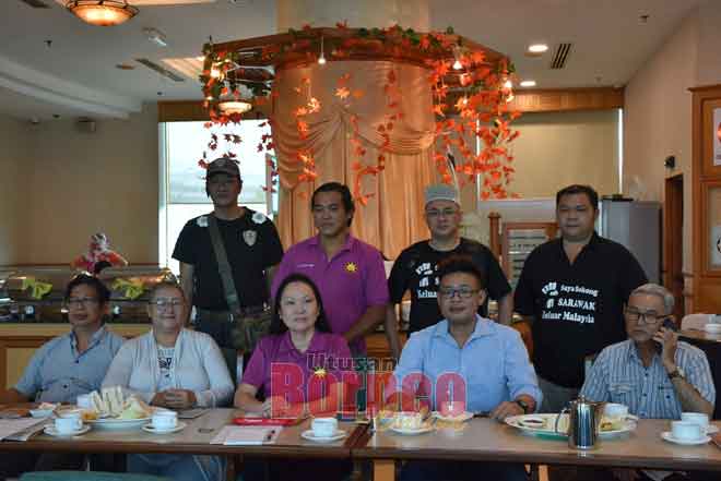  Soo (duduk tengah) bersama yang lain pada sidang media di Sibu, semalam.