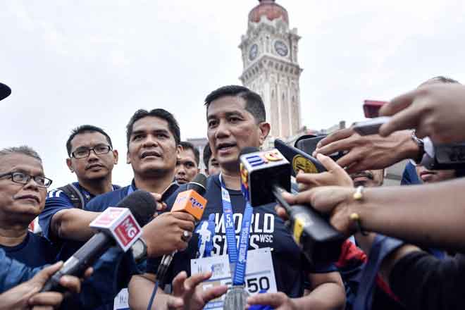  Azmin ditemui media selepas World Stats Run 2019 di Dataran Merdeka, Kuala Lumpur, semalam. — Gambar Bernama