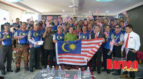  Asbola (tengah) kempen kibar Jalur Gemilang.