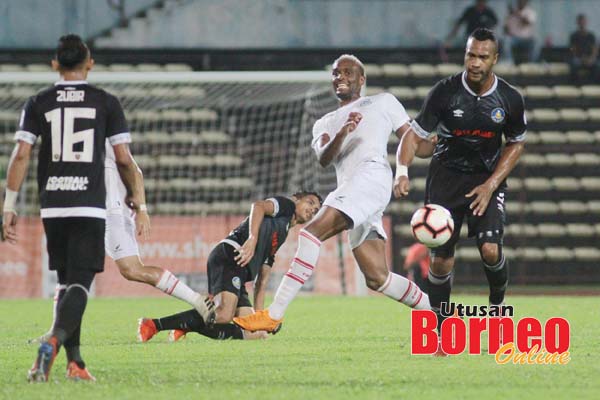  Mendes (tengah) melakukan percubaan dalam perlawanan Piala Malaysia Sabah menentang Pahang di Stadium Likas, Sabtu lalu. Gambar ihsan Media SAFA.