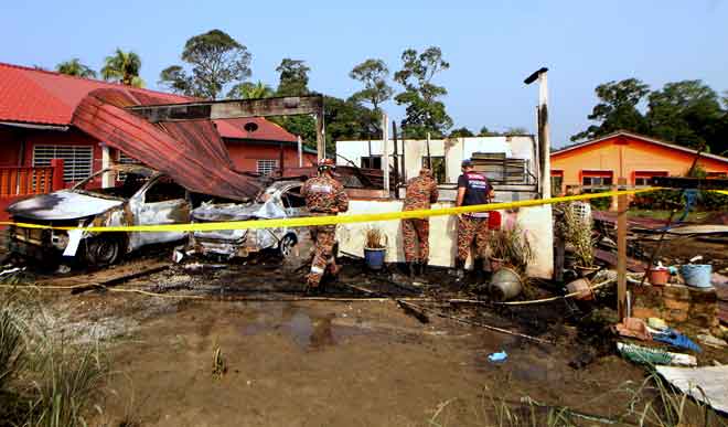  Anggota Forensik Jabatan Bomba dan Penyelamat menyiasat punca kebakaran sebuah rumah di Kampung Alah Batu, Ulu Bernam dekat Hulu Selangor, semalam yang mengorbankan Mohd Sharidan dan isteri Siti Rafini, masing-masing berumur dalam lingkungan 30-an, serta anak lelaki mereka Rafiq Mohd Sharidan berusia dalam lingkungan setahun. — Gambar Bernama