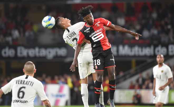  Camavinga (kanan) bersaing dengan Thiago Silva ketika beraksi pada perlawanan Ligue 1 Perancis di Stadium Rosharon Park, Rennes kelmarin. — Gambar AFP