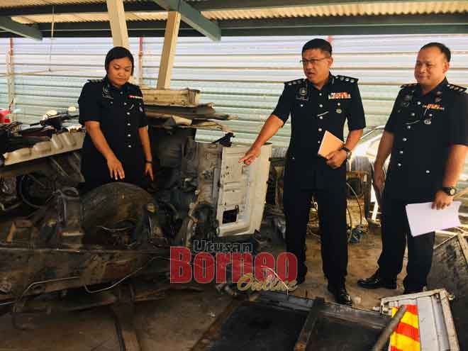  Lim menunjukkan sebahagian rangka lori berjaya ditemui di Tukau, Bakam semalam. 