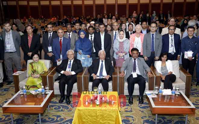  Manyin (duduk, tengah) merakam kenangan bersama peserta ICEdDE 2019 yang berlangsung dari 19 hingga 22 Ogos ini di Kuching. —  Gambar Chimon Upon 