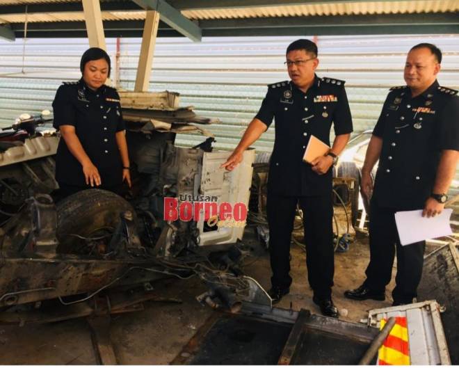  ACP Lim menunjukkan sebahagian rangka lori yang berjaya ditemui pada Isnin di Tukau, Bakam.