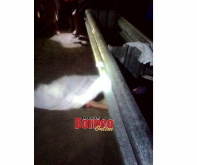 Mayat mangsa yang terpelanting ke bahu jalan sejurus dirempuh sebuah kereta dalam insiden yang berlaku di kawasan Batu 9, Jalan Bintulu - Miri, malam tadi. Foto ihsan PDRM