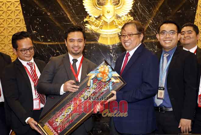  Abang Johari menerima cenderamata daripada Gary (dua kiri) selepas kunjungan terhadap beliau di Wisma Bapa Malaysia di Kuching, semalam. — Gambar Chimon Upon