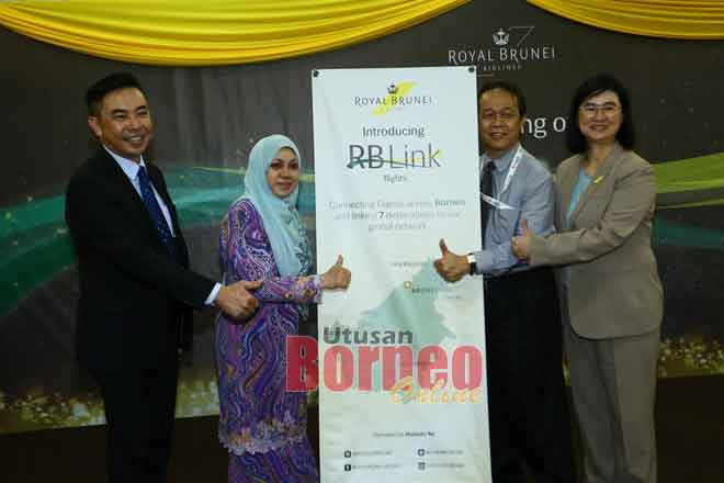 (Dari kiri) Phillip, Kartini, Bennedict dan Ai-Ling beraksi dengan gegantung sebagai simbolik pelancaran jualan penerbangan RB Link ke Bintulu dan Sibu.