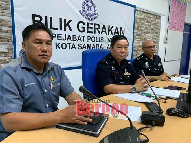 Lee (tengah) bersama Ketua Bahagian Siasatan Jenayah IPD Kota Samarahan ASP Abdul Rahim Abdullah (kanan) dan Ketua Cawangan Khas IPD Kota Samarahan ASP Mohamad Ibrahim Jalaludin (kiri) pada sidang media tersebut.