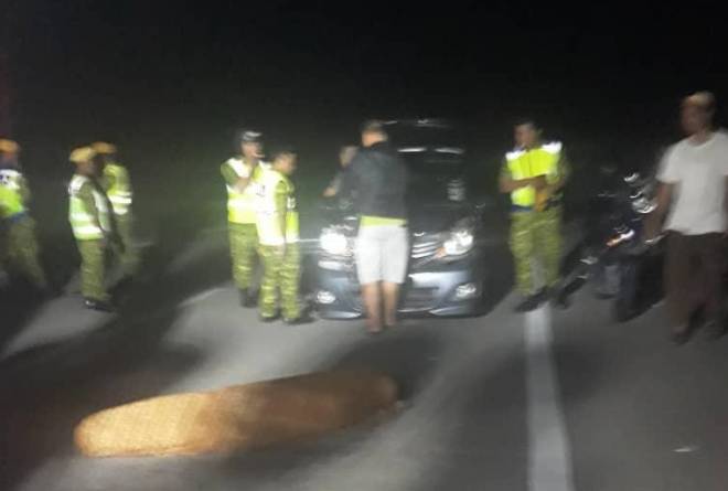 hendak melintas jalan apabila sebuah kereta yang datang dari arah Jalan FAC Matang tidak sempat mengelak lalu terlanggar mangsa.