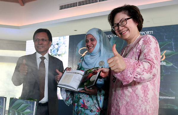  Christina Liew (kanan) merasmikan Buku Resepi Makanan Datin Seri Shuryani Shuaib (tengah) yang juga isteri kepada Ketua Menteri Sabah Datuk Seri Mohd Shafie Apdal (kiri) bertajuk 'Curry Leaves' semalam. 