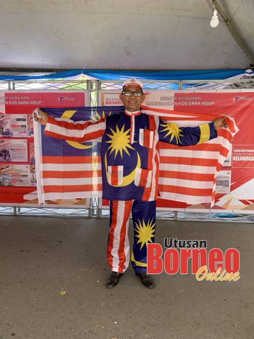  Rahman bersemangat memakai pakaian bercorak Jalur Gemilang.