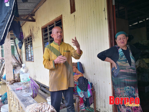  Rusman dan isterinya menceritakan semula detik-detik cemas yang dialami oleh mereka sekeluarga semasa banjir kilat berlaku.