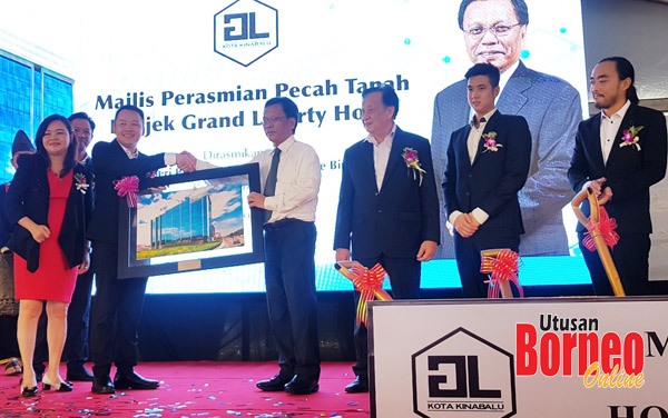  Pengarah Grand Liberty Sdn Bhd Datuk Tan Kar Leong (dua kiri) menyampaikan cenderahati kepada Shafie (empat kanan) selepas menyempurnakan Majlis Pecah Tanah Hotel Grand Liberty, semalam.