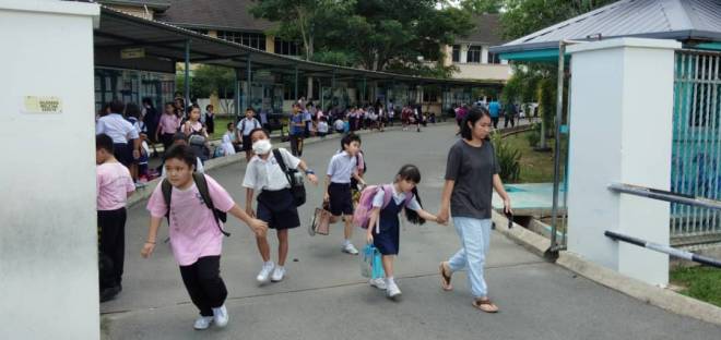 Murid-murid SJKC Chung Hua Tudan dibenarkan pulang apabila jerebu semakin teruk.