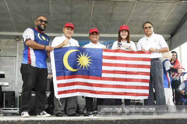  Razif (kiri) menyerahkan Jalur Gemilang kepada Asgali (tengah) dan Vivian.