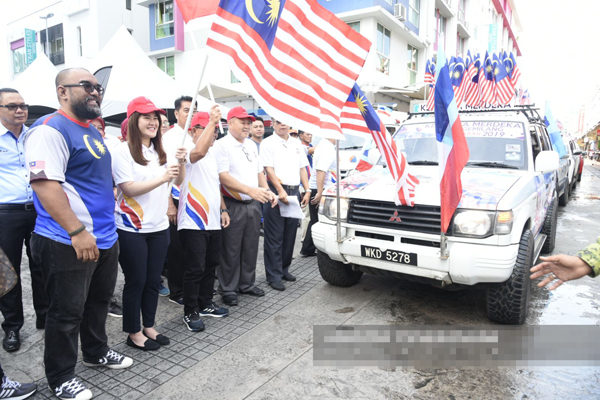  Vivian (dua dari kiri) membuat flag off konvoi KMJG JaPen Sabah.