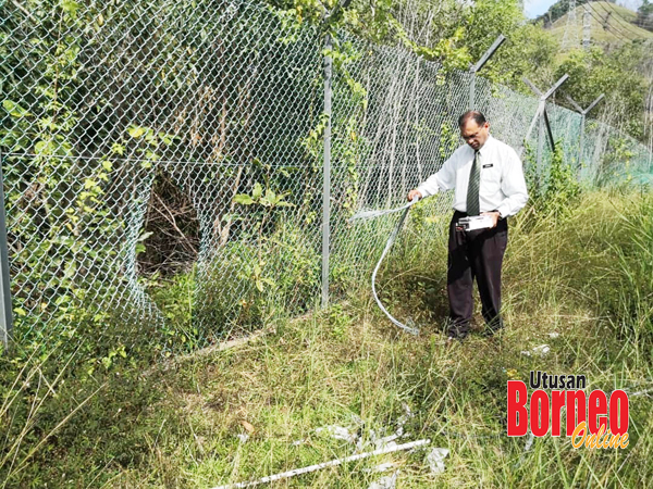  Amarjit menunjukkan wayar sistem yang dipotong berdekatan pagar yang dipotong dipercayai laluan penjenayah menceroboh di tangki air K2.