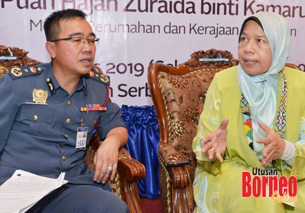  Zuraida (kanan) semasa menerangkan perihal PPR Kionsom kepada media.