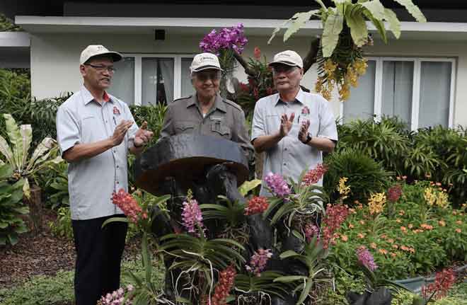  Perdana Menteri Tun Dr Mahathir Mohamad menandatangani plak perasmian Pusat Pelawat, Herbarium dan Taman Etnobotani di Taman Botani Perdana semalam.  — Gambar Bernama