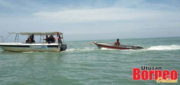  Bot mangsa ditunda oleh pasukan SAR selepas karam kira-kira 100 meter dari kawasan pantai.