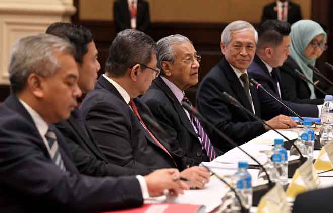  Dr Mahathir (tengah) menghadiri dialog dengan ahli perniagaan dan pelabur Malaysia, melibatkan 28 syarikat Malaysia yang beroperasi di Kemboja, semalam. — Gambar Bernama