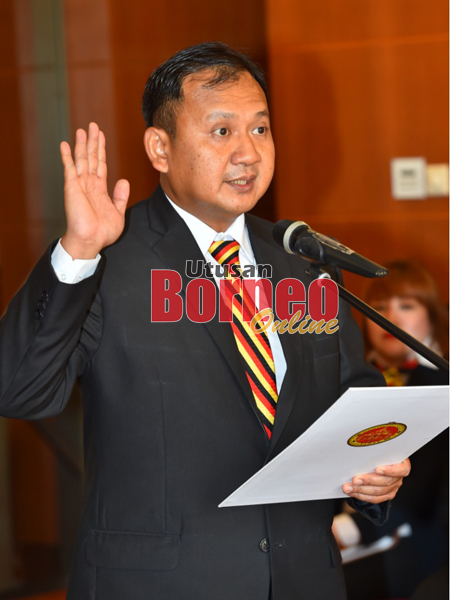 Pele mengangkat sumpah sebagai Setiausaha DUN Sarawak baharu. - Gambar oleh Tan Song Wei