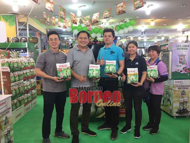  (Dari kiri) Yong, Fong, Lee, Tang serta kakitangan pemasaran dan jualan produk Anlene menunjukkan produk yang dipamerkan pada jerayawara pemeriksaan Anlene Move Check di Everwin Jalan Pahlawan di Sibu semalam.