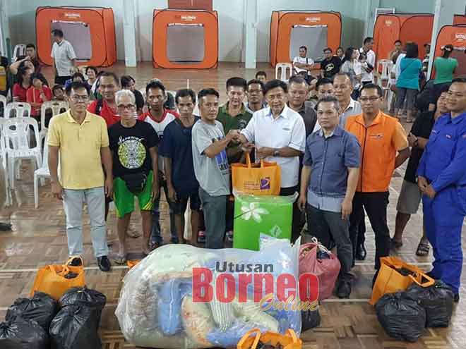  Mawan (lapan kiba) nyuaka bantu ngagai Tuai Rumah Andrew seraya dikemataka pemesai Opis  Pengintu Pengelantang Pendiau Pakan Lawrence Ambau enggau ke bukai.  