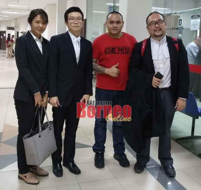  Sie Kiat (dua kanan) bersama peguamnya Camilus Lau (kanan) dan Norman Liew (dua kiri) serta Hazel Lai.