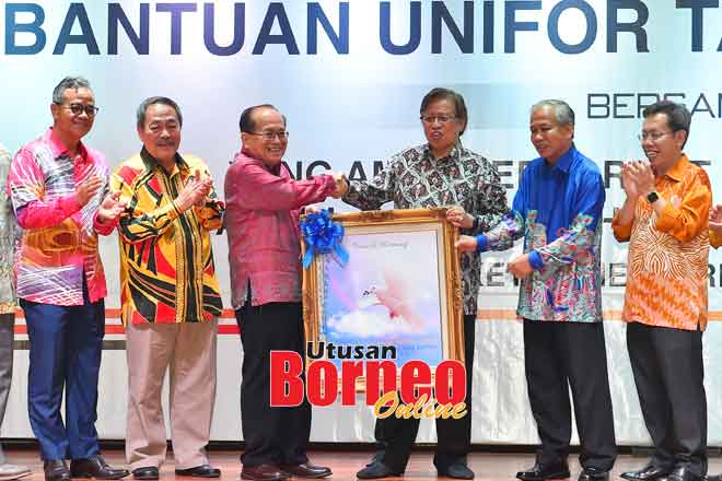  Uggah nyuaka tepa ngagai Abang Johari kelai terima kasih udah meri bantu belanja dikena ngaga enggau ngemanahka rumah sembiang jalai pengarap bukai, seraya diperatika sida ke bukai kemari. — Gambar Tan Siong Wei