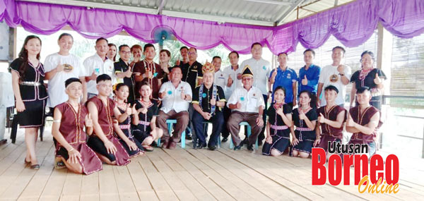  Edwin (duduk, tengah) bergambar bersama sebahagian ahli dan komuniti masyarakat Dusun Tompizos selepas Pelancaran Suku Dusun Tompizos Sabah cawangan Kampung Wolit Tanah.