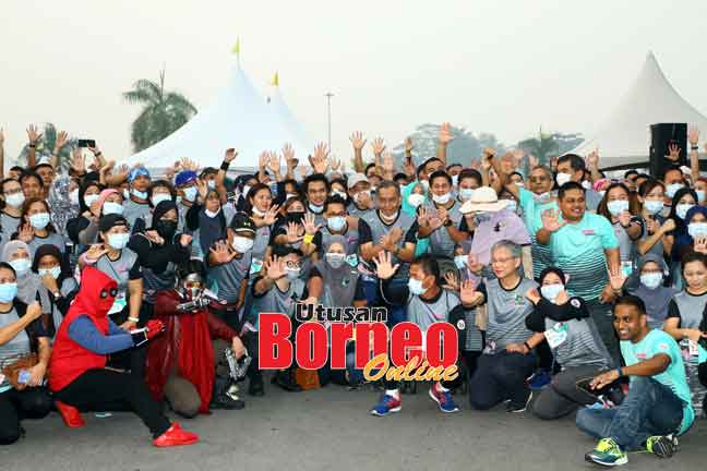  Dr Jamilah (barisan depan, lima kanan) bersama Dr Dzulkefly (berdiri barisan depan, empat kanan) bergambar berkumpulan dengan peserta larian ‘Stop the Stigma Run’ dan tetamu kehormat lain. — Gambar Muhammad Rais Sanusi