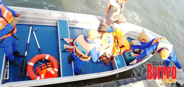  Mayat salah seorang mangsa yang ditemukan di Sungai Labik Sarawak dibawa oleh pasukan SAR untuk dihantar ke Hospital Lawas.