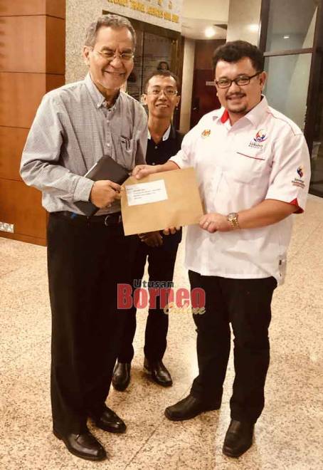  Leon (kanan) nyuaka surat peminta ubat ngagai Dr Dzulkefly.