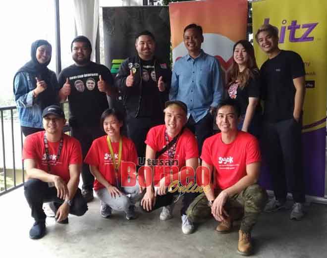  Hafiz (tiga kanan, belakang) bersama para penyampai ASTRO Radio bergambar bersama sebagai tanda kenangan.