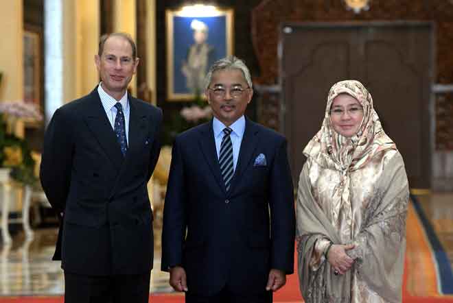  Al-Sultan Abdullah Ri’ayatuddin Al-Mustafa Billah Shah dan Raja Permaisuri Agong Tunku Hajah Azizah Aminah Maimunah Iskandariah berkenan bergambar dengan The Earl of Wessex’ Putera Edward selepas menerima menghadap di Bilik Seri Bendahara di Istana Negara semalam. — Gambar Bernama