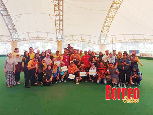  Pemain yang menyertai Kejohanan Lawn Bowls Tertutup MPK Layangan 2019 bergambar kenangan selepas menerima hadiah masing-masing.