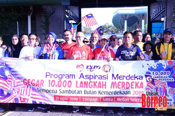  Rozman (tengah) bersama tetamu yang menjayakan Program Aspirasi Merdeka, anjuran Jabatan Penyiaran Labuan di Medan Selera Labuan, baru-baru ini. Turut kelihatan Fary Akmal (empat kanan) dan Fauziah (empat kiri).